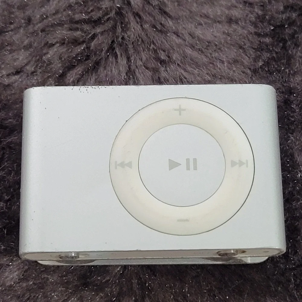 Apple iPod Shuffle 2nd Generation Silver 1GB Model A1204 Digital Music Player